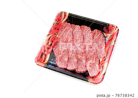 食品トレーに入った黒毛和牛の焼き肉用、肩ロース肉【白背景】 食品トレーに入った黒毛和牛の焼き肉用、肩ロース肉【白背景】 76738342