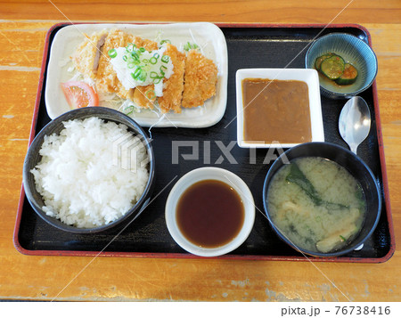 お食事処 いな穂の日替わり定食（とんかつ定食）＋ちょいがけカレー　佐賀県杵島郡白石町大字深浦 76738416