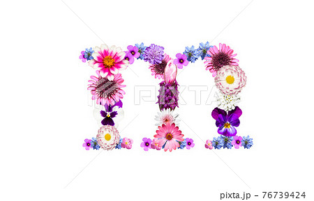 花でデコレーションしたアルファベットの小文字のm 花文字 の写真素材