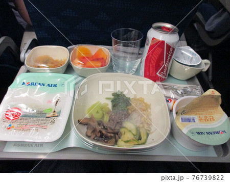 大韓航空国際線、昼食の機内食 大韓航空国際線、昼食の機内食 76739822