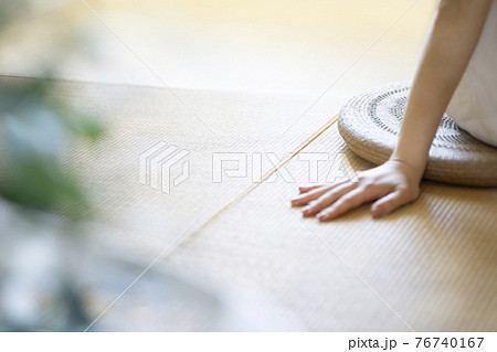 パナマ座布団に腰掛ける少女【夏】 パナマ座布団に腰掛ける少女【夏】 76740167