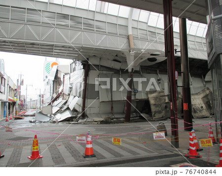 平成28年熊本地震で倒壊した熊本市東区の健軍商店街にあるスーパー 平成28年熊本地震で倒壊した熊本市東区の健軍商店街にあるスーパー 76740844