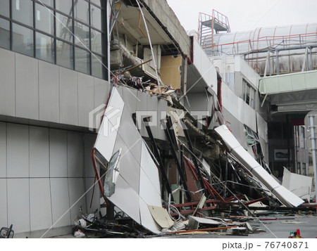 平成28年熊本地震で倒壊した熊本市東区の健軍商店街にあるスーパー 76740871