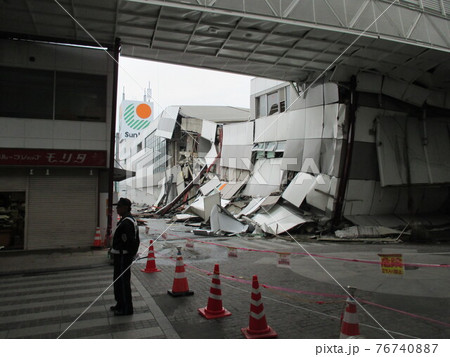 平成28年熊本地震で倒壊した熊本市東区の健軍商店街にあるスーパー 平成28年熊本地震で倒壊した熊本市東区の健軍商店街にあるスーパー 76740887