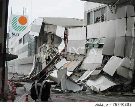 平成28年熊本地震で倒壊した熊本市東区の健軍商店街にあるスーパー 平成28年熊本地震で倒壊した熊本市東区の健軍商店街にあるスーパー 76740888