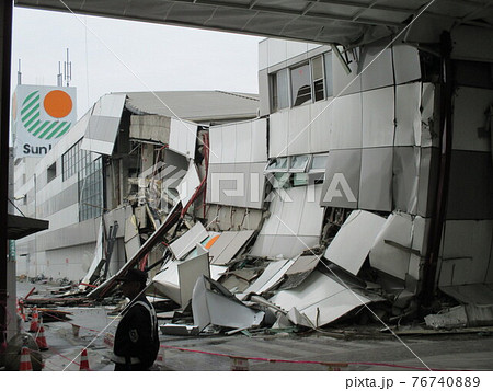 平成28年熊本地震で倒壊した熊本市東区の健軍商店街にあるスーパー 76740889