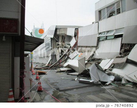平成28年熊本地震で倒壊した熊本市東区の健軍商店街にあるスーパー 76740892