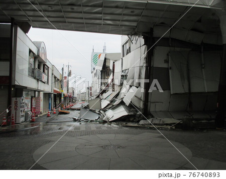平成28年熊本地震で倒壊した熊本市東区の健軍商店街にあるスーパー 76740893