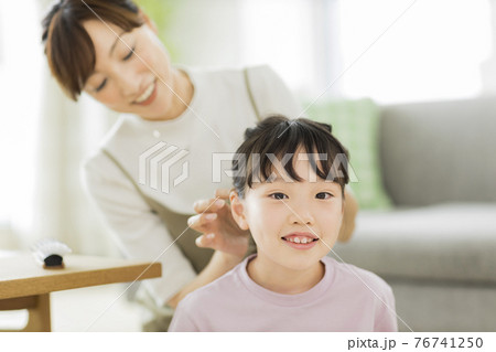 母親に髪を束ねてもらう女の子 母親に髪を束ねてもらう女の子 76741250