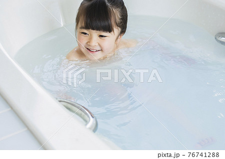 入浴する女の子 76741288