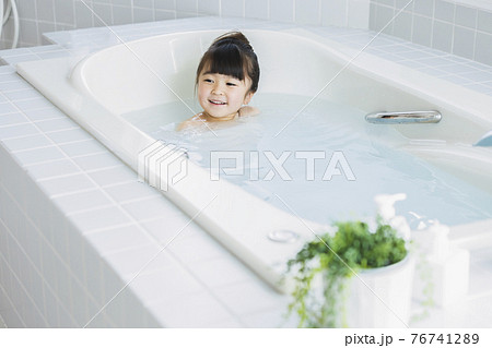 入浴する女の子 入浴する女の子 76741289