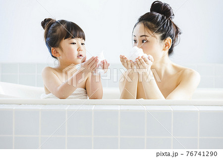 親子で入浴 ライフスタイル 親子で入浴 ライフスタイル 76741290