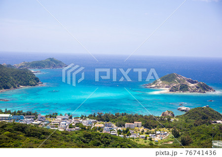 沖縄県で多くの観光客が訪れる離島である渡嘉敷島のビーチの景色 76741436