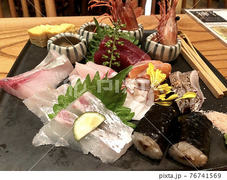 刺身の盛り合わせ 76741569