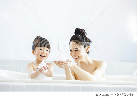親子で入浴　ライフスタイル 76741648