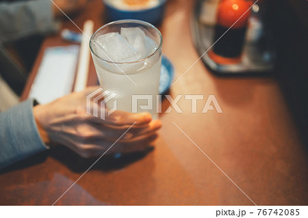 居酒屋でチューハイ 居酒屋でチューハイ 76742085