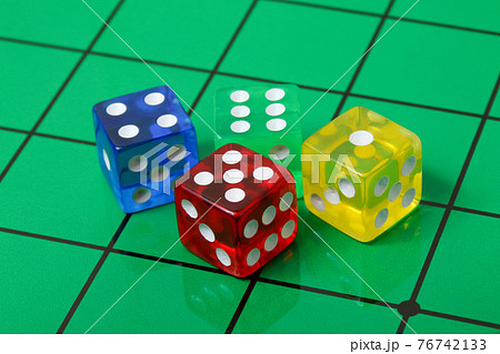 サイコロ 四角 四角形 ゲーム 娯楽 数字 賭博 ギャンブル カジノ オセロ 盤面の写真素材