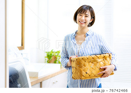 洗濯をする女性 洗濯をする女性 76742466