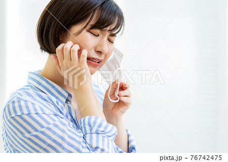 マスクをつけて困る女性 マスクをつけて困る女性 76742475