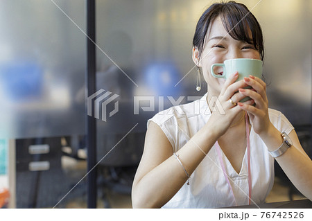 デスクでお茶を飲む女性 ビジネスシーン デスクでお茶を飲む女性 ビジネスシーン 76742526