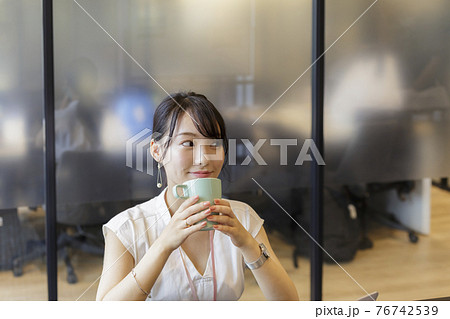 デスクでお茶を飲む女性 ビジネスシーン デスクでお茶を飲む女性 ビジネスシーン 76742539