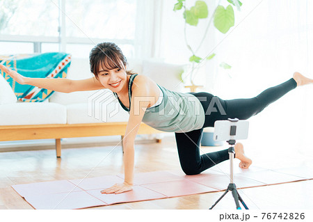 オンラインでヨガをする若い女性 76742826