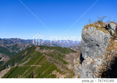 (埼玉県)春の空と二子山の岩稜帯 (埼玉県)春の空と二子山の岩稜帯 76743160