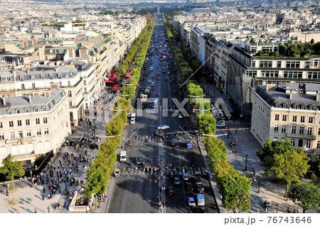 フランス、パリ、凱旋門からの眺め、シャンゼリゼ大通り 76743646