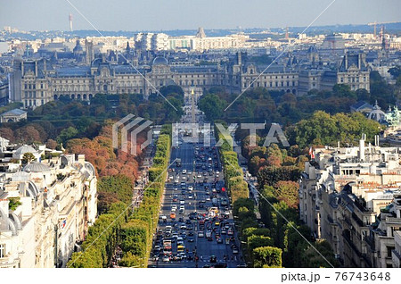 フランス、パリ、凱旋門からの眺め、シャンゼリゼ大通り、ルーブル美術館 76743648