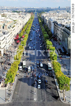 フランス、パリ、凱旋門からの眺め、シャンゼリゼ大通り 76743649