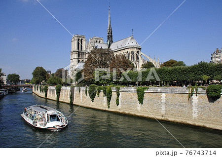 フランス、パリ、ノートルダム大聖堂背面、セーヌ川、遊覧船の写真素材