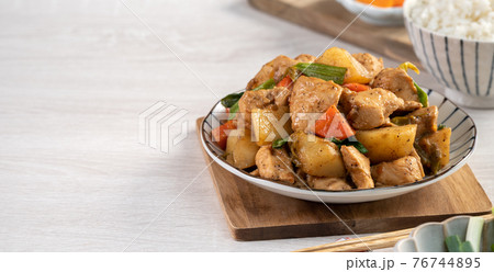 鶏 チキン ニワトリ 76744895