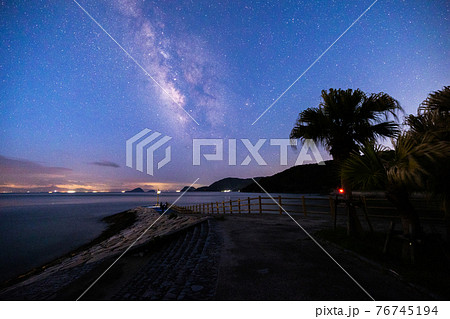 《山口県 周防大島》星のビーチの上に浮かぶ天の川 76745194