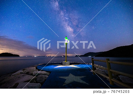 《山口県 周防大島》星のビーチと夏の天の川 76745203