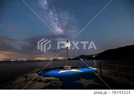 《山口県 周防大島》星のビーチと夏の天の川 76745215