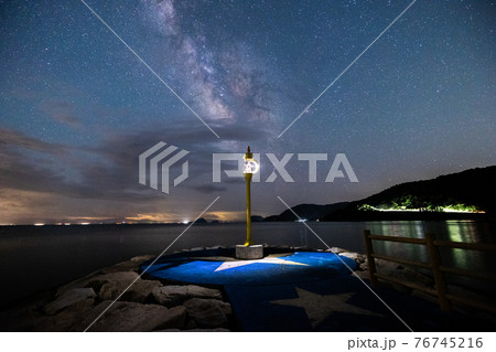 《山口県 周防大島》星のビーチと夏の天の川 76745216