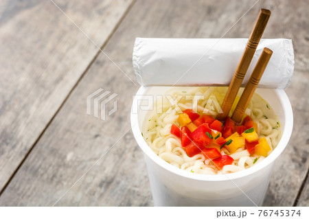 Take away noodles with vegetables 76745374