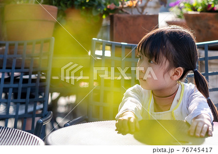 子供 少女 レストラン 76745417