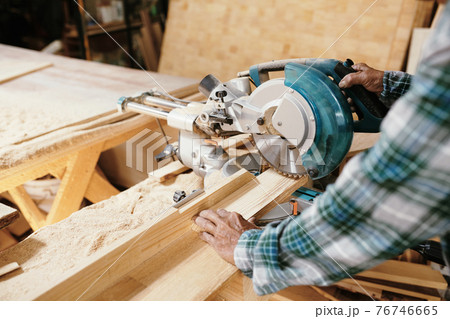 Carpenter cutting wood Carpenter cutting wood 76746665