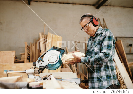 Experienced senior Vietnamese carpenter 76746677