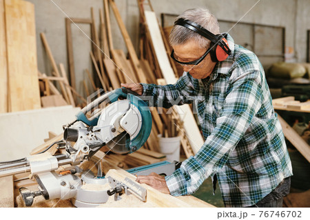 Carpenter cutting wood plank Carpenter cutting wood plank 76746702