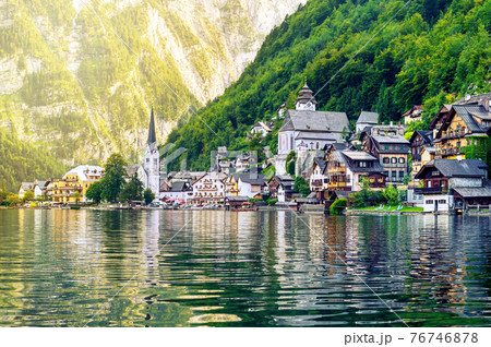 Hallstatt village on a lake in Alps mountains, Austria 76746878