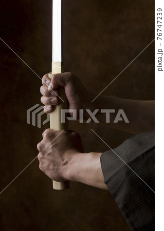 日本刀を持つ男性の手の写真素材