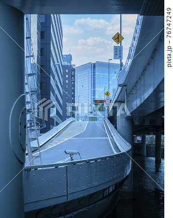 東京大手町の首都高速入り口 東京大手町の首都高速入り口 76747249