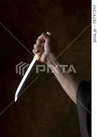 匕首を持つ男の手 76747347