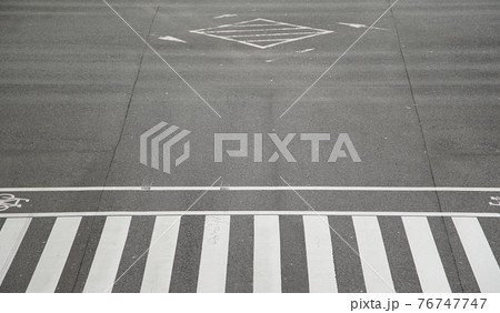 交差点の横断歩道 76747747