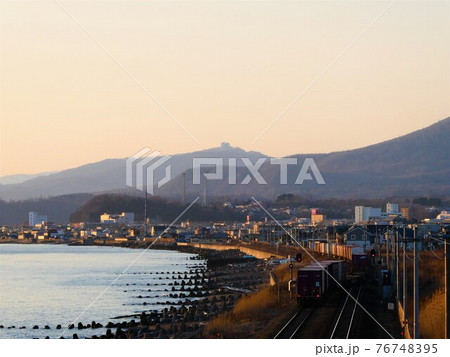 夕暮れの海岸線 夕暮れの海岸線 76748395