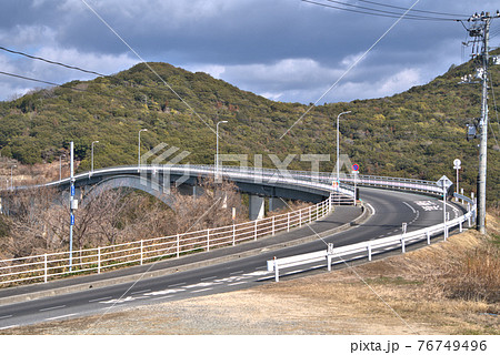 【瀬戸内海国立公園】頭島から見た鹿久居島と頭島を結ぶ頭島大橋の道路 岡山県備前市 【瀬戸内海国立公園】頭島から見た鹿久居島と頭島を結ぶ頭島大橋の道路 岡山県備前市 76749496