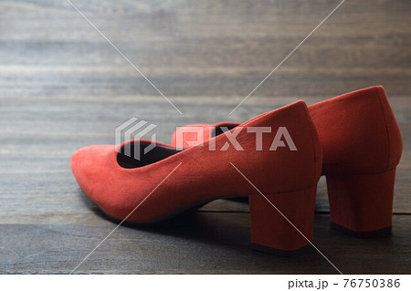 赤いポインテッドトゥパンプス 76750386
