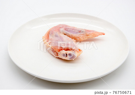 白い丸皿に乗った手羽先 白い丸皿に乗った手羽先 76750671
